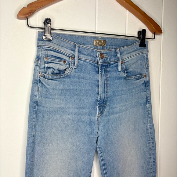 MOTHER The Insider Crop Step Fray Jeans in Shoot To Thrill Light Wash Size 25 - Picture 3 of 12